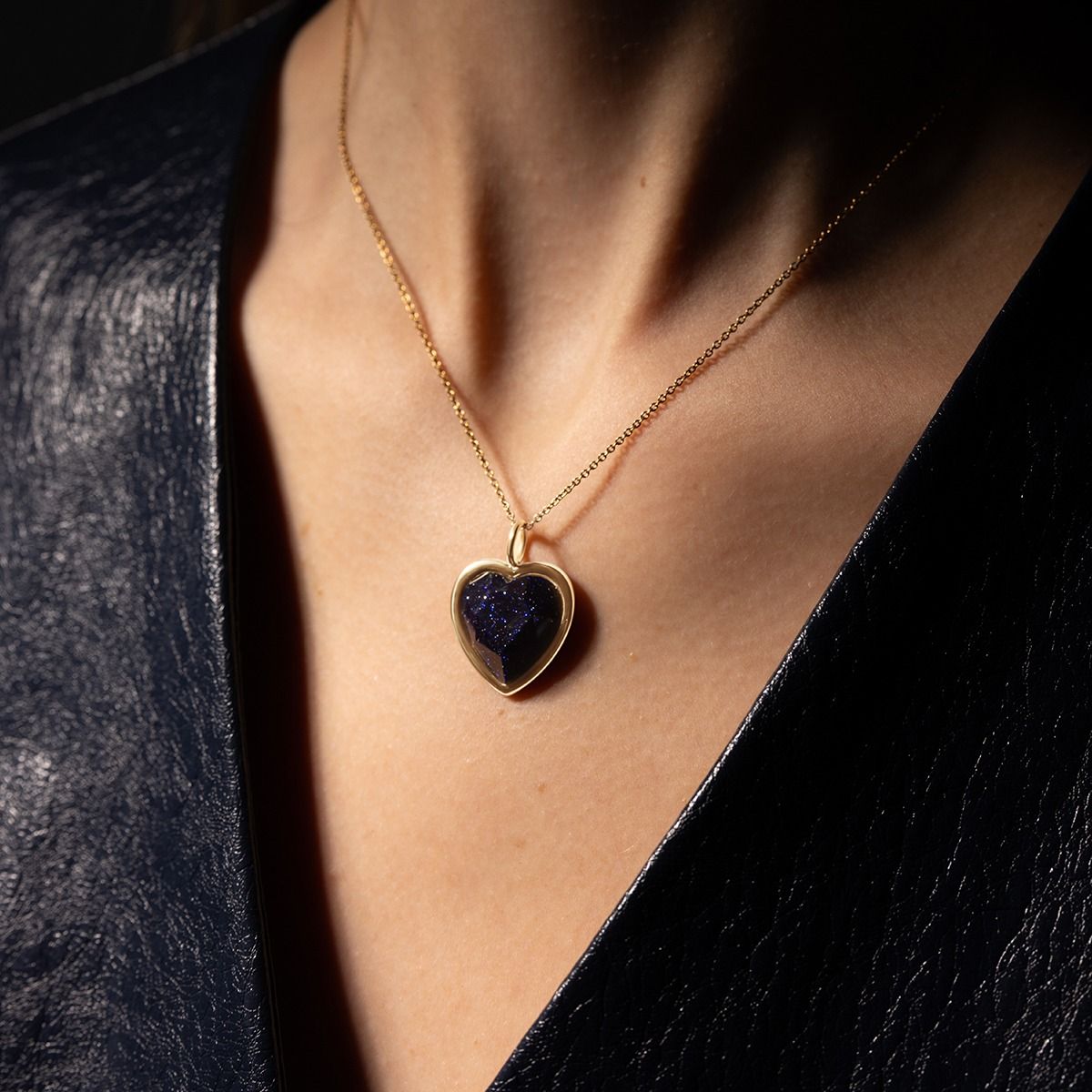 Naszyjnik z zawieszką Icons w kształcie serca z czarnym brokatowym kryształem pozłacany